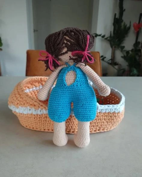 Poupée faite à la main avec un bleu à bretelles crocheté – photo 2